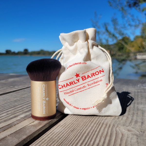 Charly_Baron_Cosmetics_Kabuki_Brush_High-Performance_Professional_Profi_Makeup_Artist_Loose-Powder_Brush_Pinsel